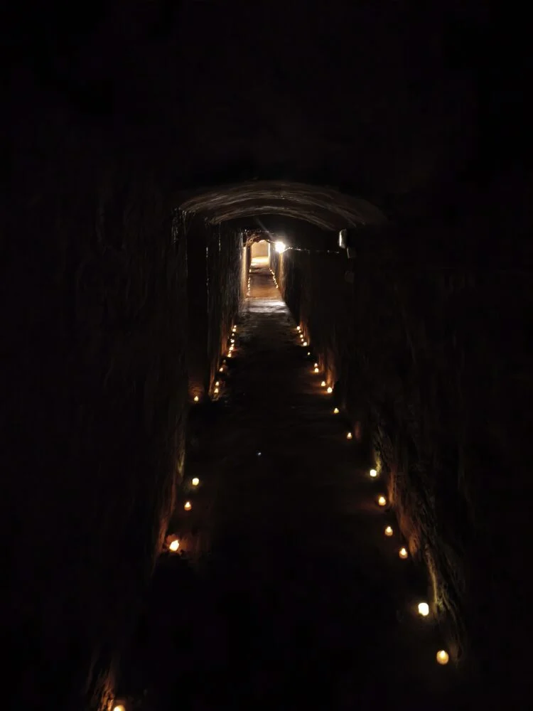 Interior del refugio, decorado de velas.