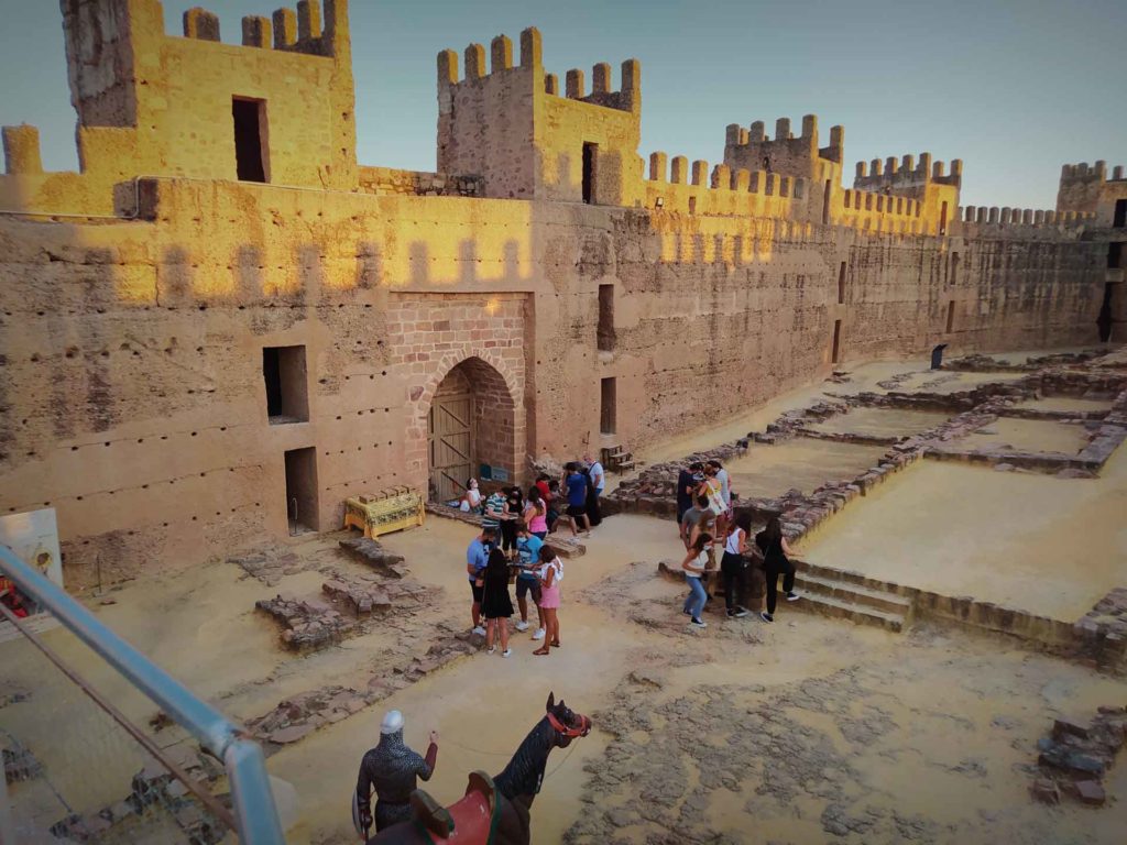Alumnos en una visita guiada al Castillo de Baños de la Encina