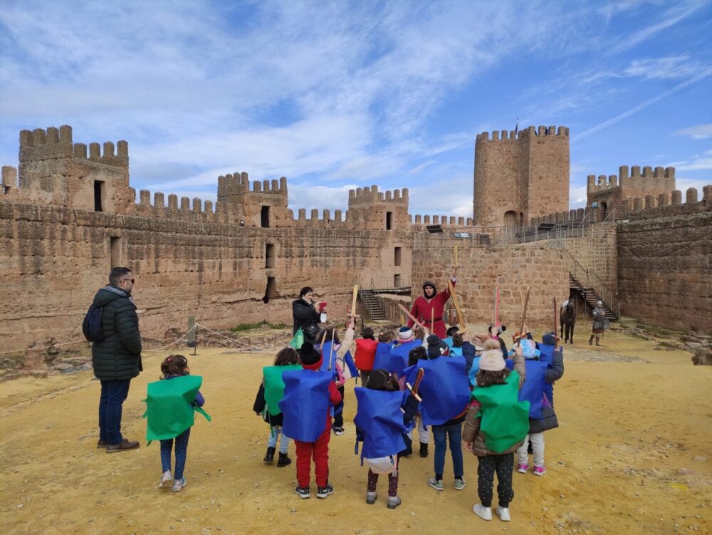 Escolares en el Castillo de Baños de la Encina